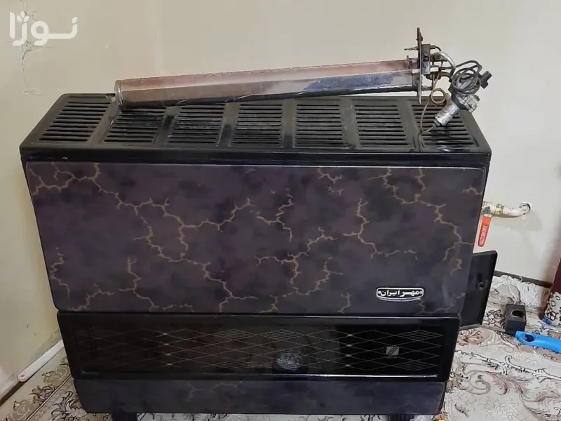 تکنسین متخصص تعمیر بخاری گازی در تنکابن در حال سرویس بخاری
