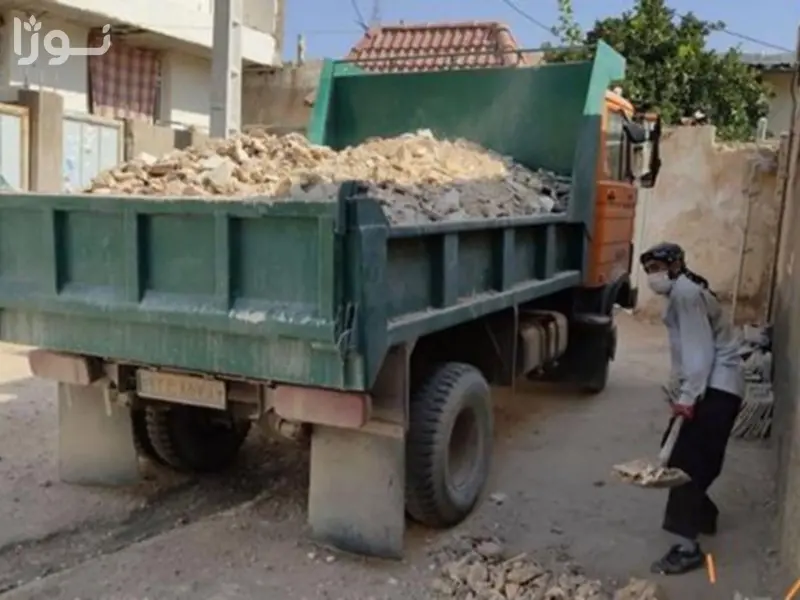 خاور جورسرویس در یک خیابان شلوغ جورسرویس، آماده بارگیری مصالح ساختمانی و نخاله